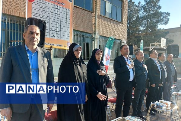 نواختن زنگ پدافند غیرعامل در هنرستان کوثر باقرشهر 