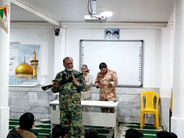 کلاس عملی  آمادگی دفاعی در دبیرستان نمونه آیت الله خامنه ای 