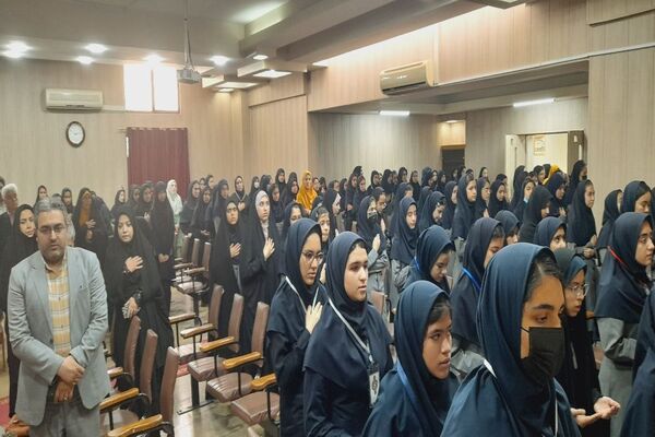 مراسم تجلیل از همیار معلم‌های نمونه دبیرستان آرمیتا مصلی نژاد