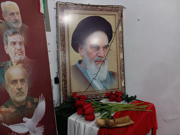 نواختن زنگ انقلاب در مدرسه قادر خانزاده شهرستان بانه