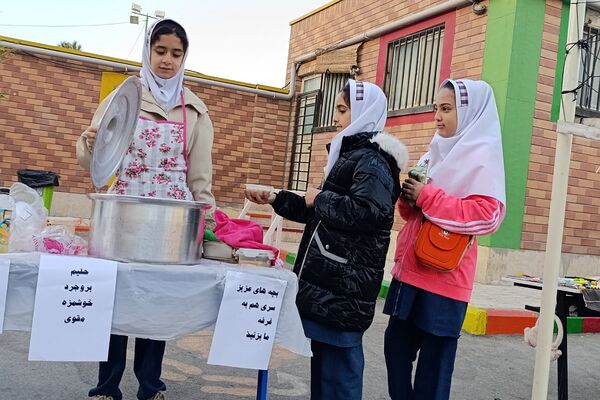 برپایی بازارچه کسب‌و‌کار در مدرسه شهدای پانزده خرداد قرچک