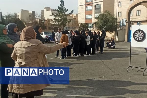 المپیاد ورزشی درون مدرسه‌ای به مناسبت گرامیداشت دهه فجر در آموزشگاه آرمینه مصلی نژاد شهرری