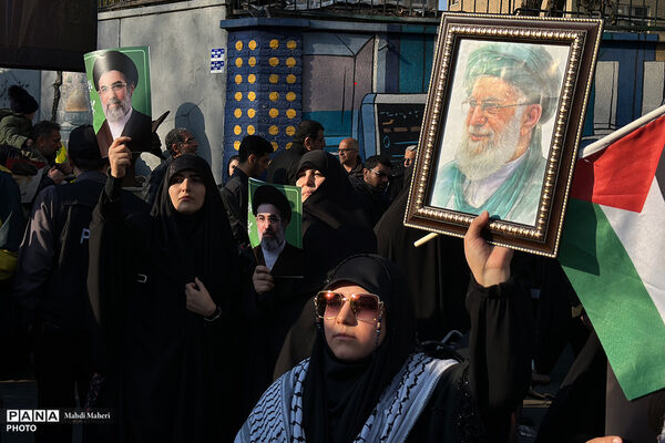مراسم بیعت با سومین رهبر انقلاب در تهران - 1