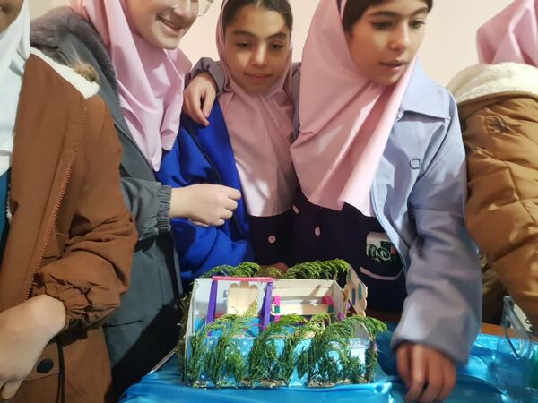 نمایشگاه آثار پژوهشی دانش آموزان رودهن