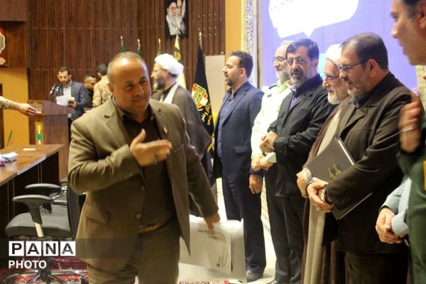 رونمایی از نخستین جلد دانشنامه دفاع مقدس استان قم