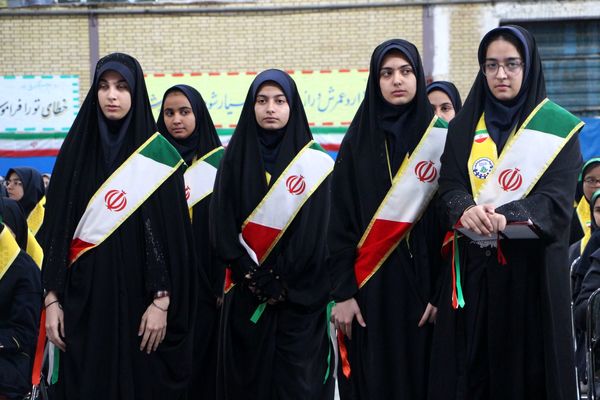 هم‌سرایی هزار نفری دانش‌آموزان یاور انقلاب در اسلامشهر