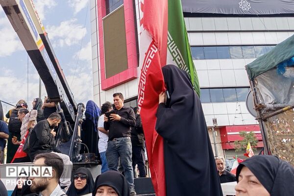  هم صدا با هم در تشییع رهبر شهید