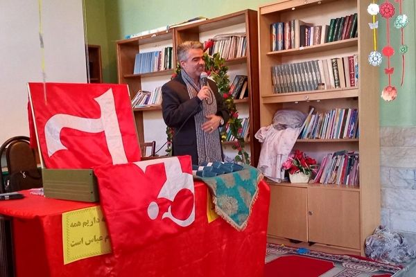 مراسم دهه فجر با حضور پرچم متبرک امام حسین (ع) در مدرسه شهدای قلعه سین