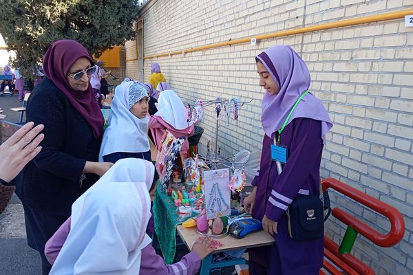 بازارچه دانش‌آموزی در دبستان شاهد شهید محمدرضا کشاورز 