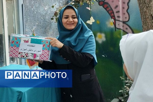 جوانه های دموکراسی در قدس؛شور وهیجان دانش آموزان قدس در انتخابات شورای دانش آموزی