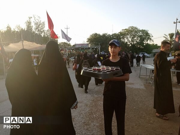آیینِ کوچکِ مهمان‌نوازی در مسیرِ بی‌پایانِ نجف به کربلا