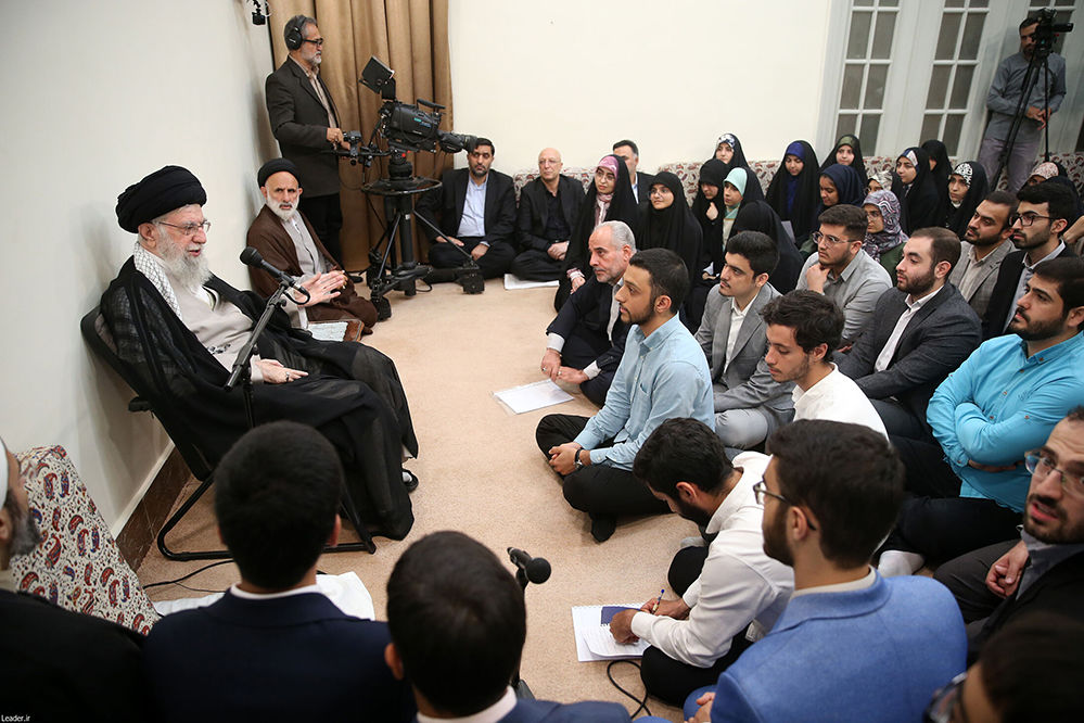 دیدار جمعی از مدال‌آوران المپیادهای دانش‌آموزی و دانشجویی با مقام معظم رهبری