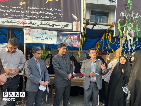 دخترانِ انقلابی پای پرچم ایستاده‌اند