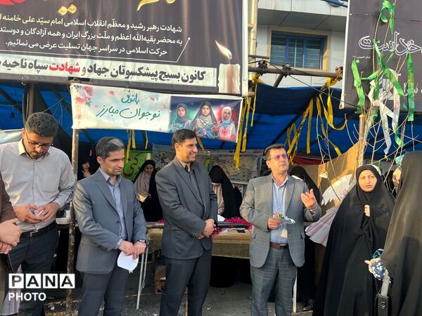 دخترانِ انقلابی پای پرچم ایستاده‌اند
