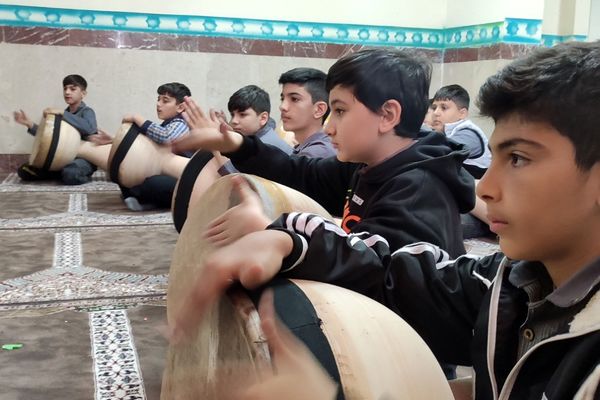 آموزش ضرب زورخانه‌ای در دبستان رازی ناحیه دو بهارستان