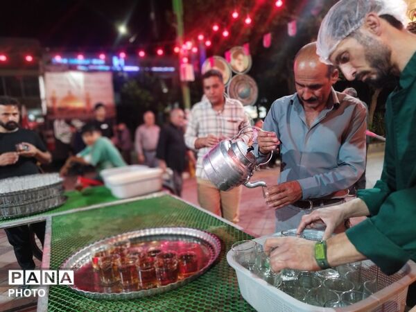 زحمات بی وقفه چایخانه حضرت زهرا(س)