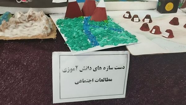 نمایشگاه دست‌سازه در دبیرستان ذبیح الله هوشیار