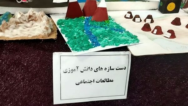 نمایشگاه دست‌سازه در دبیرستان ذبیح الله هوشیار