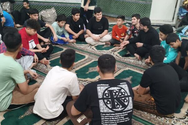 اعتکاف دانش آموزی در مسجد حضرت ابوالفضل قیامدشت