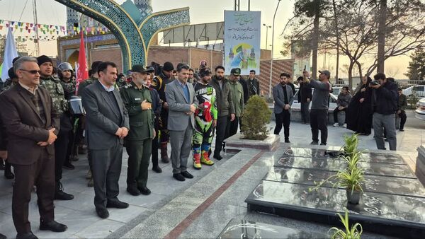 آیین مهمانی لاله‌ها و عطر افشانی گلزار شهدای کاشان