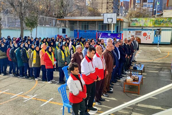 برگزاری مانور زلزله در مدرسه شهیده مهری رزاق‌طلب سنندج