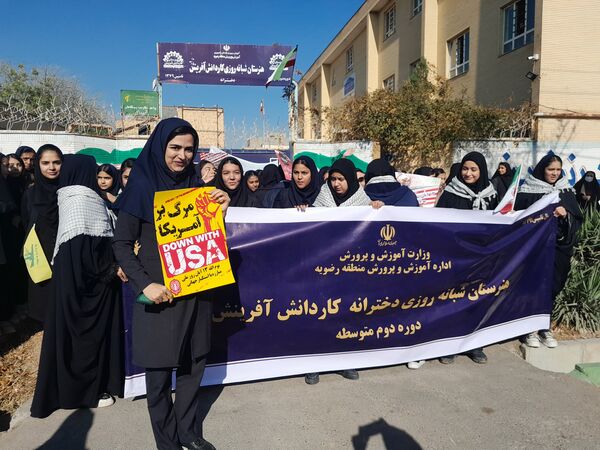 حضور دانش آموزان و آحاد مردم شریف منطقه رضویه در راهپیمایی 13آبان