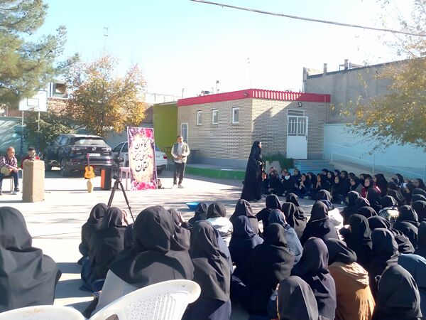 تئاتر خیابانی ارتفاعات الله اکبر در دبیرستان فاطمیه