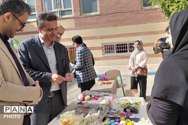 جشن عاطفه ها در دبستان 22 بهمن به یاد شهید پیشتاز ماکان نصیری