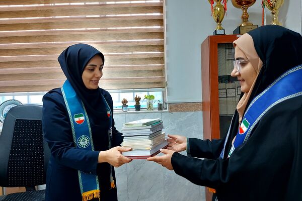 اهدا کتاب به پیشتازان فعال کهریزک 