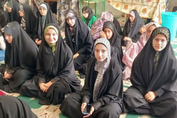 حضور با شکوه دانش‌آموزان و فرهنگیان در مراسم پر فیض نماز جمعه آباده در آستانه روز دانش‌آموز