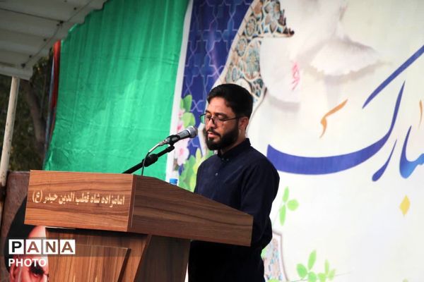طنین نماز عید قربان در بقعه متبرک امامزاده شاه قطب‌الدین حیدر (ع) رودان
