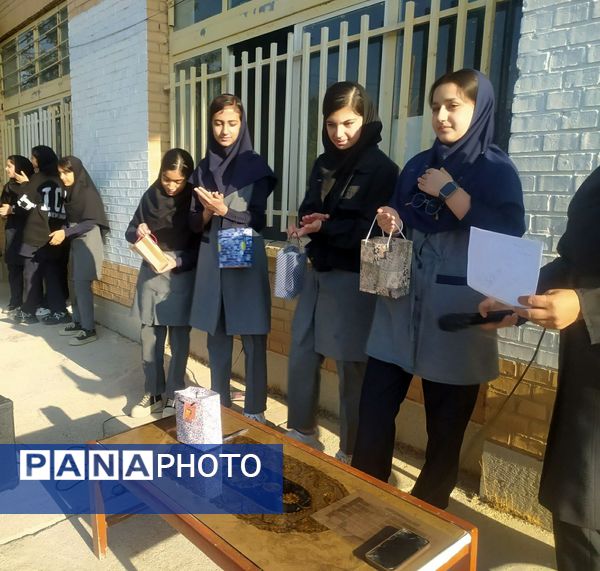 نمایشگاه هفته پژوهش در مدرسه پروین‌اعتصامی 