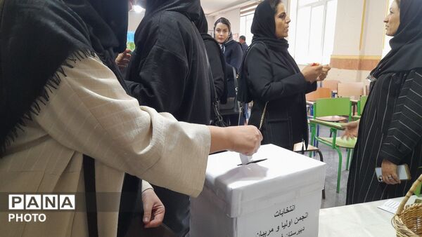 انتخابات انجمن اولیا و مربیان در دبیرستان فرزانگان الیگودرز