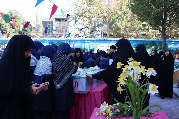 تشییع پیکر شهید گمنام در دبیرستان‌حضرت معصومه‌ ناحیه چهار کرج 