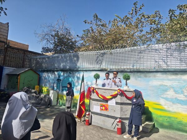 نور امید در دل آتش تجلیل از قهرمانان مدرسه مهندس رحمانی فرد در روز آتش‌نشان