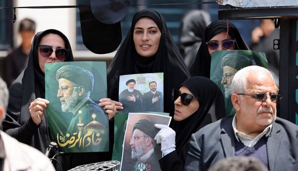 سیل خروشان زائران و مجاوران رضوی در مراسم تشییع پیکر شهدای خدمت