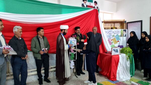 نواخته شدن زنگ کتاب و کتابخوانی در دبیرستان سمیه نوخندان