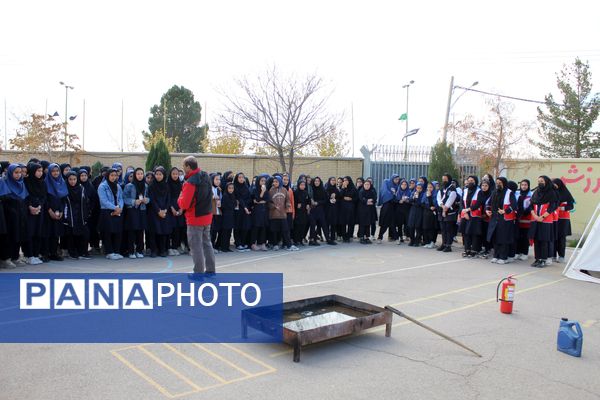 اجرای بیست و ششمین مانور سراسری زلزله و ایمنی در مدرسه حضرت معصومه(س) شهرستان برخوار