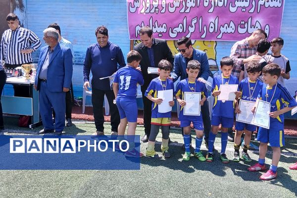 مسابقات مینی فوتبال دانش‌آموزان دوره اول ودوم ابتدایی در بهارستان‌۲