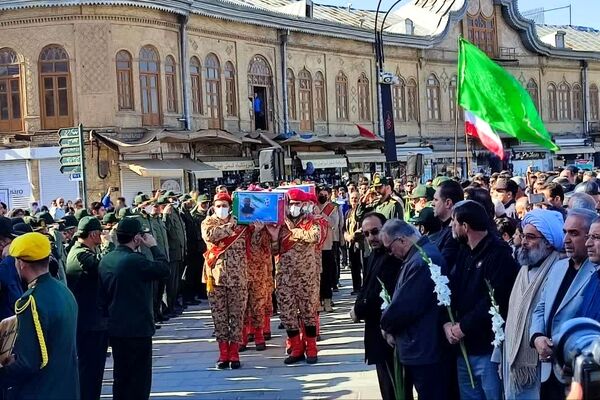  تشییع پیکر شهدا در میدان امام خمینی (ره) همدان با حضور حماسی مردم همیشه در صحنه