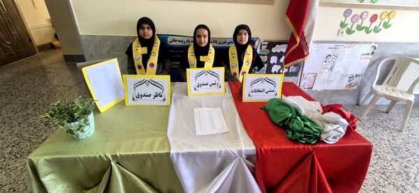 انتخابات شورای دانش آموزی در دبیرستان دخترانه امید 