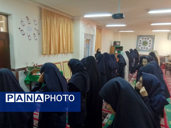 نماز جماعت رنگین در مدرسه‌ مدرس تبریز