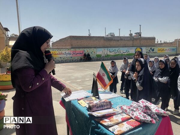 تجلیل از دانش آموزان برگزیده دبستان ناهید نخودی