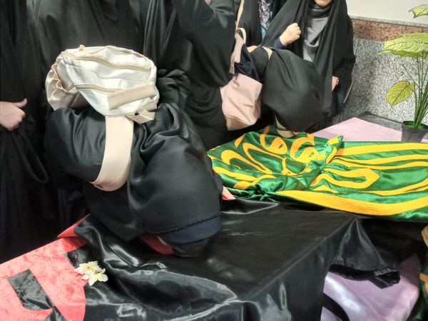 حضور دانش‌آموزان دبیرستان میعاد قم در همایش مرکز مدیریت حوزه علمیه خواهران به مناسبت دهه کرامت