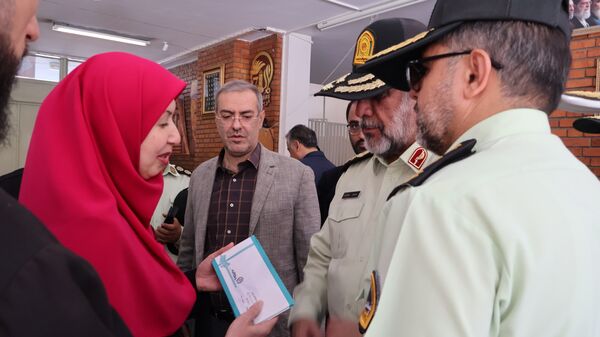 حضور فرمانده انتظامی تهران بزرگ در مراسم بازگشایی مدارس منطقه ۶؛ بازدید از دبستان تقوا پیشگان