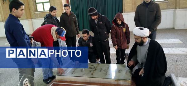 حضور دانش‌آموزان دبیرستان‌شهید بابایی در مراسمات ۱۲ بهمن