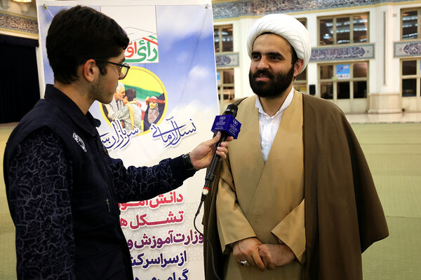 دیدار معاون پرورشی و فرهنگی با دانش‌آموزان رای اولی