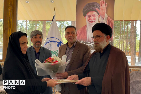 ‌تجلیل از دانش‌آموز خبرنگاران فعال پانا در شب‌های قرار ایستادگی آباده