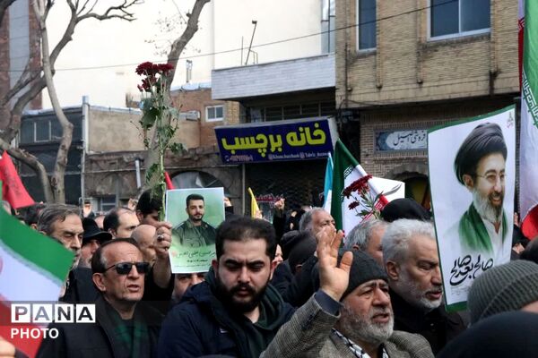  حلما با عروسک‌ها سوگ خانواده شهیدش را در آغوش کشید