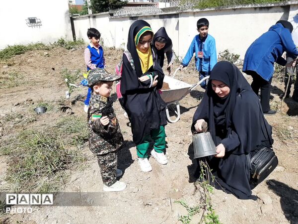 کاشت ۴۰ اصله نهال  به مناسبت چهلمین روز شهادت‌ قائد امت اسلامی ودانش آموزان میناب در تالش